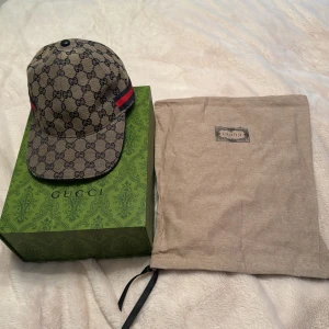 Gucci keps  - Hej säljer nu min Gucci keps, i färgen beige blå. Kepsen är i mycket fint skick och endast använt ett få antal gånger, köpte den i Stockholm på Gucci  har tyvärr tappat bort kvitto men , dustbag orgnallåda och taggar ingår, går inte med på några byten möts inte upp