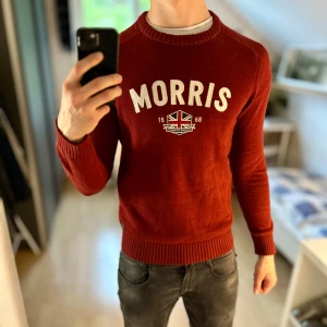 Stickad Morris Tröja - Mycket fint skick, inga tecken på användning. Storlek M passar M. Nypris ca 1500kr. Bomull. Skriv för mer information🤝