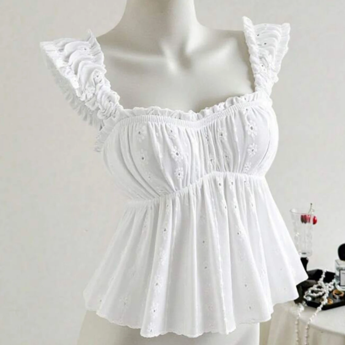 Vit blommig blus med volang