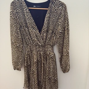 söt klänning  - säljer denna söta klänningen ifrån zara, använd 1 gång❤️