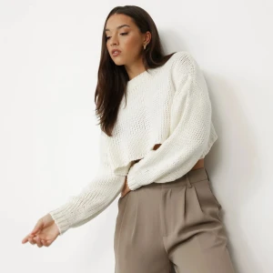 Vit croppad stickad tröja - Säljer en vit croppad stickad tröja med rund hals och långa ärmar. Köpt på charcoal💗 aldrig använd! Storleken är M/L men den är som en s