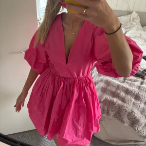 Rosa kortklänning med v-ringning - En super söt rosa kortklänning från hm men köpt på Plick💕 lappen sitter kvar då den aldrig kommit till användning 