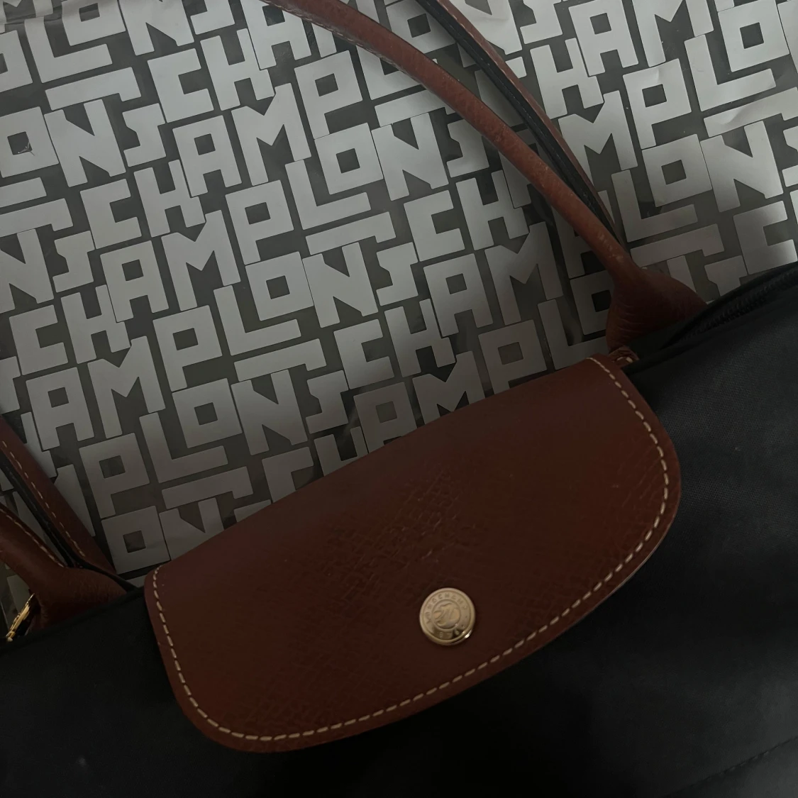 Svart axelväska med bruna detaljer - 2