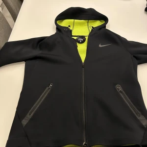 Nike hoodie  - En svart tech/therma fit hoodie som är i perfekt skick och passar perfekt, lätt använd.