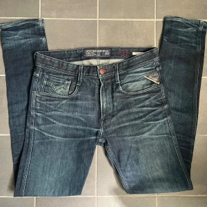 Replay anbass mörkblå  - Säljer ett par mörkblå Replay anbass jeans med sjukt snygg tvätt. Byxorna är i W31 L34 och är i nyskick. Priset är förhandlingsbart vid snabb affär, hör av dig om du har frågor eller funderingar.
