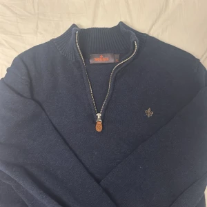 Morris half zip - Säljer min morris half zip då den inte kommer till använd längre, den är i storlek m och använd max 2 gånger