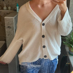 Vit stickad kofta  - Så snygg stickad kofta!