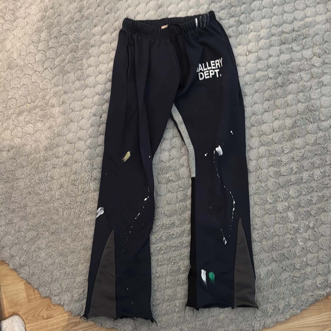 Mörkblåa byxor från Gallery Dept. med färgstänk