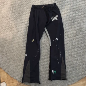 Mörkblåa byxor från Gallery Dept. med färgstänk - Skriv om frågor.