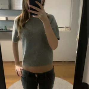 grå stickad kortärmad tröja - jag säljer en grå stickad tröja med korta ärmar. har använt ungefär 2 gånger 💕