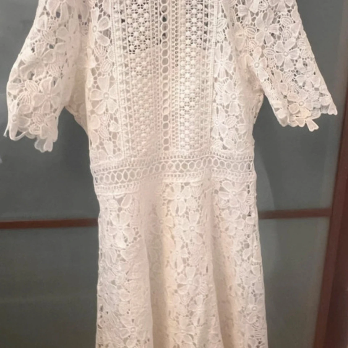 Vit spetsklänning med blommigt mönster - 4