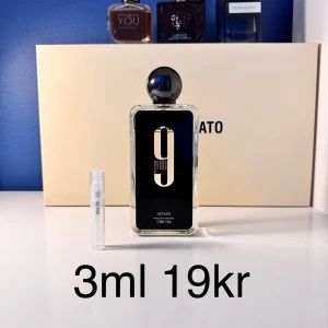 9pm parfym från Afnan 3ml samples - 9pm från Afnan är en herrparfym med tydliga toner av vanilj, amber, kanel och lavendel. Flaskan är svart med en stor siffra 9 på framsidan och har en rund svart kork. Parfymen har en söt, kryddig och fräsch doftprofil. 3 ml samples. 