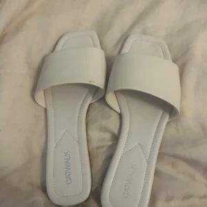 Vita sandaler från Catwalk - Säljer pga av ingen användning. Passar storlek 38/39💕💕