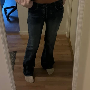 Mörkblå bootcut jeans från Re-Up - Säljer pga för stora💕 står ingen storlek men skulle säga att de passar 36/38💕