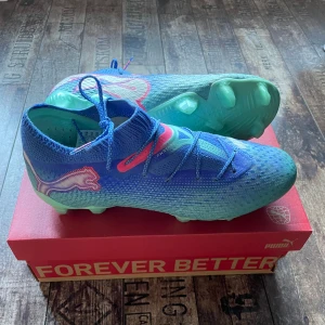 Puma Future 7 Ultimate fotbollsskor - Säljer ett par Puma Future 7 Ultimate fotbollsskor💫Använd 2-3 gånger, köptes för 2300kr | svarar snabbt vid frågor osv!