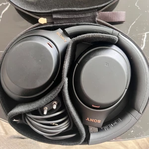 Hörlurar - Trådlösa hörlurar Bluetooth 5.0/ NFC Nypris hos power: 3290kr.   Brusreducering Batteritid: 30 timmar Touchkontroll och smarta funktioner Inbyggd mikrofon för samtal Snabbladdning, USB-C laddningska