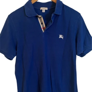 Burberry Pike  - Burberry pike polo. Storlek Xl. Skick 9/10 super bra. Pris 890kr finns att köpa på våran hemsida. Fashionels.com 