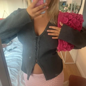 Gina tricot Tröja  - Säljer en mörkgrå kofta från Gina tricot, använd 3ggr - storlek xs - kan gå ner i pris via snabbköp 