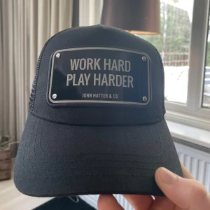 Svart keps från John Hatter & Co - En fräsch och bra behandlad keps från John hatter. Har bara provat den men sedan tröttnat. Priset kan diskuteras!                                        Nypris är 995kr