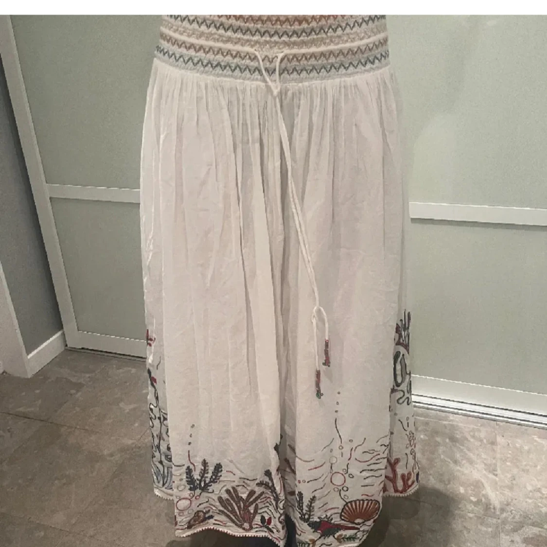 Vit långkjol med broderade detaljer