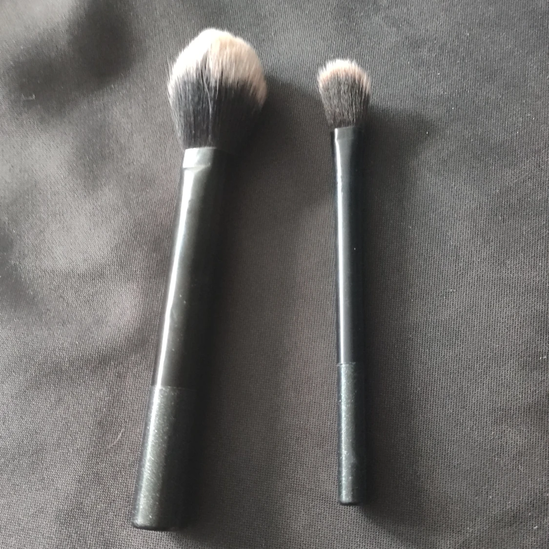 Svarta sminkborstar i två storlekar - 1