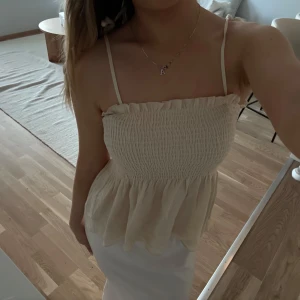 Ljusgul/beige topp - Så fin ljusgul/beige topp, aldrig använd 🩷 man knyter banden som man vill i en rosett!