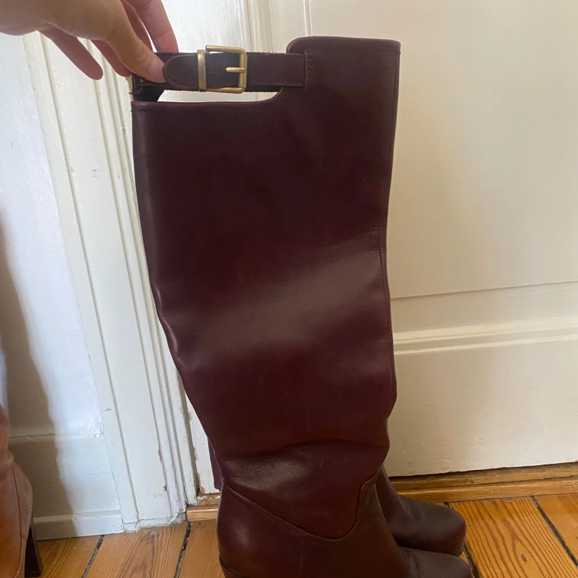 Vinröda/ lila höga stövlar med klack och dragkedja - 2