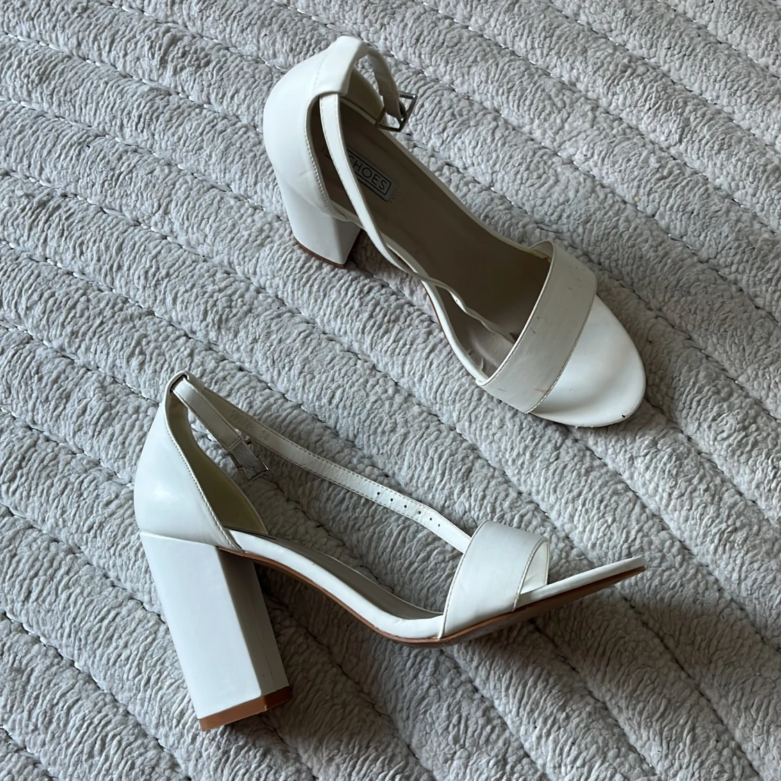 Vita klackskor från NLY Shoes