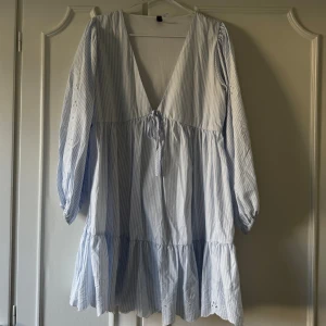 Sommarklänning H&M slutsåld 2024 - Jättefin klänning från H&M som såldes under 2024. Ganni-stil i bomull och normal i storleken. Använd endast en gång 