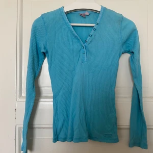 Ljusblå ribbad långärmad topp från WoWandMe - Garderobsrensning pågår! 👗 Shoppa loss bland en massa fina plagg. Kika in på min sida, så kanske du hittar något mer du gillar!  Har du frågor om ett plagg? Tveka inte att höra av dig!  (OBS: Kan tyvärr inte ta bilder med plaggen på.)