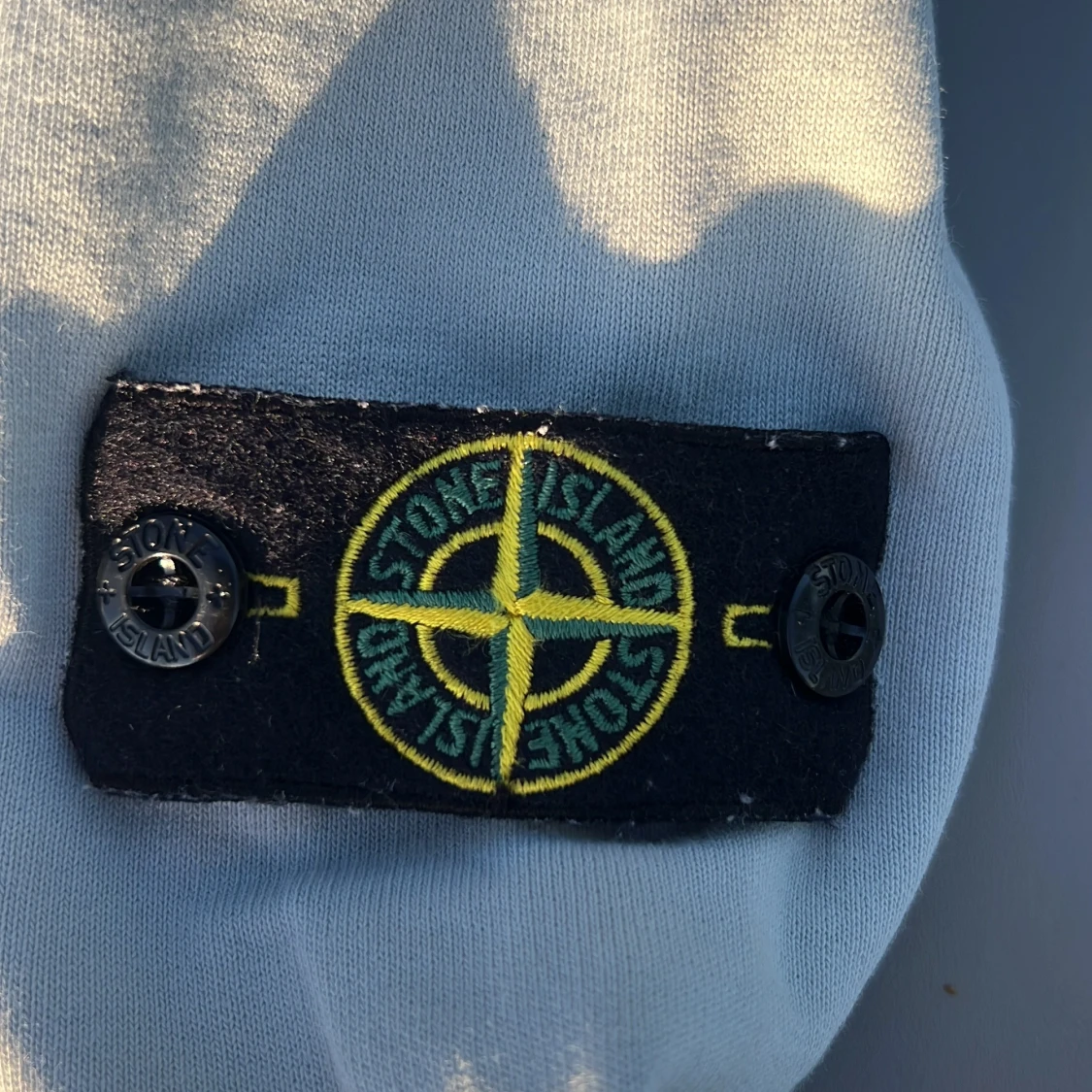Ljus vitt/grön hoodie från Stone Island - 2