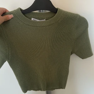 Olivgrön T-shirt  - Från Zara