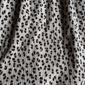 Leopardmönstrad långkjol från Kappahl - Säljer en långkjol från Kappahl med leopardmönster i svart och beige. Kjolen har resår i midjan och är luftig med flera volanger för en snygg och avslappnad look.