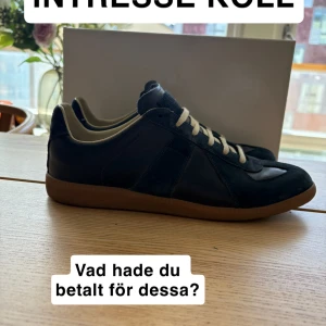 INTRESSE KOLL - Mörkblåa Maison Margiela i storlek 43 | Väldigt bra skick | Endast använda fåtal gånger | Köpta på Sicuro Fashion! | Skriv om ni har funderingar💬
