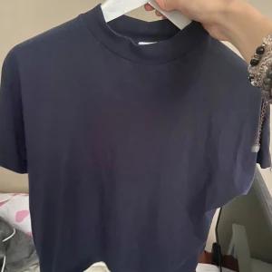 Mörkblå t-shirt från Filippa K - En snygg mörkblå t-shirt från Filippa K, knappt använd och passar xs-s, möjligtvis m.