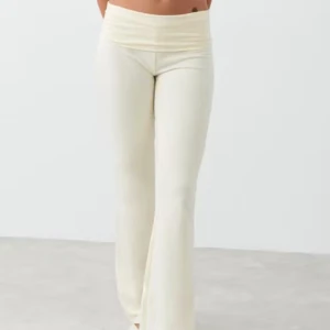 Beige ribbade yogabyxor - Säljer ett par beige ribbade yogabyxor med hög midja och utsvängda ben. Byxorna är mjuka och stretchiga, perfekta för en avslappnad stil eller till träning. Supersköna och trendiga! Säljer dessa för det är inte min stil💗