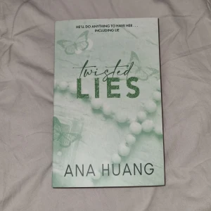 Twisted Lies - En fängslande roman om mörka hemligheter, passion och lögner. Perfekt för dig som gillar romantik med spänning och oväntade vändningar. En populär booktok bok, i bra skick, på engelska och för bra pris! Köp direkt i app!