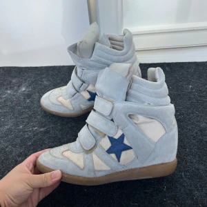 Isabel Marant Bekett Kilklackar - Supersnygga Isabel Marant Bekett Kilklackar i bra skick! De är lite smutsiga utanpå och inuti!😇💓Annars inga defekter, de är använda men överlag i bra skick! 💓 Storlek 40, inget OG medföljer men de är äkta!💓