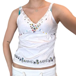 Vit topp med stenar - Superfint skick!🌸🌸