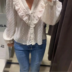 Vit blus  - Vit blus från zara som tyvärr inte kommer till användning, inte mina bilder men skriv om du vill ha 💗 använd ett fåtal gånger 