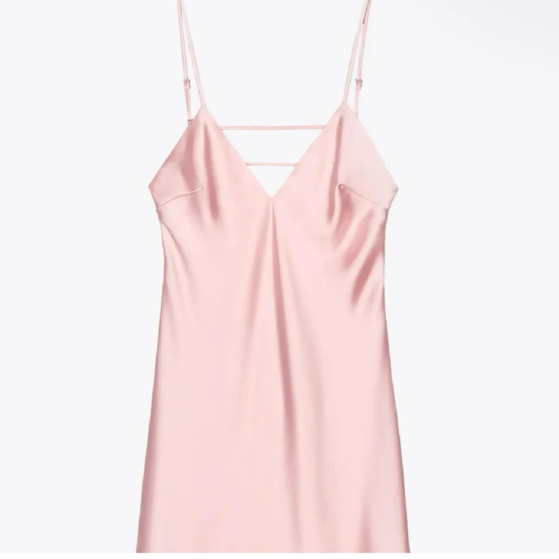 Ljusrosa satinklänning med tunna axelband