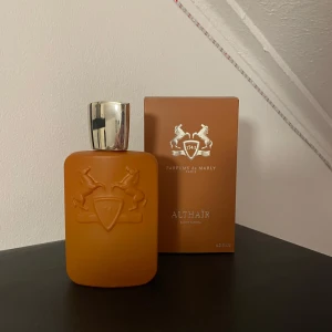 Parfym Parfums de Marly Althaïr - Dålig bild på hur myket de ör kvar vid intresse är de bara att fråga så skickar jag bättre.                        Byter gärna mot något somrigt men går bra med annat också