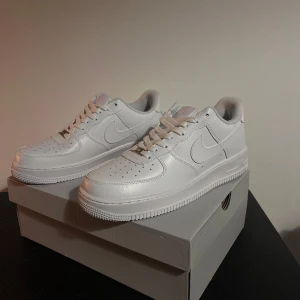 Nike Air Force 1 vita sneakers - Tja! Säljer dessa splitter nya vita Nike Air Force 1 brorsan beställde de som present men de va fel storlek och vi kunde inte lämna tillbaka de. De har aldrig kommit till användning utan bara testade hemma 
