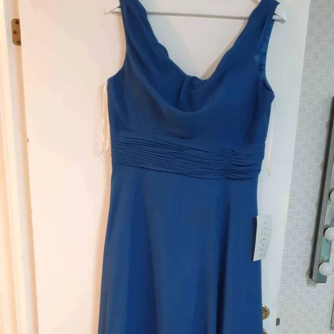 Blå långklänning med draperad halsringning