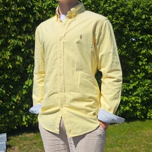 Gul Ralph Lauren skjorta- Stl M - Hej säljer en snygg Ralph Lauren skjorta I färgen Gul. Perfekt till sommaren! 🏝🏖 Skick: 9/10 utan defekter. Stl: M. Han på bilden är 170cm. 🤗