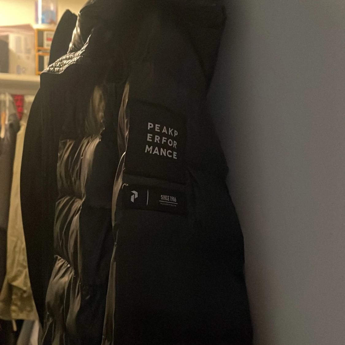 Svart dunjacka från Peak Performance - 1