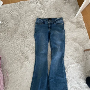 Blå bootcut jeans från Vero Moda - Säljer ett par klassiska blå bootcut jeans från Vero Moda. Jeansen har normal passform, hög midja och dragkedja med knapp. ALDRIG ANVÄNDA OCH ALDRIG TVÄTTADE! Nypris 500kr💕💕💕