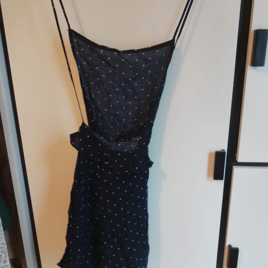 Mörkblå prickig klänning med smala axelband - 1