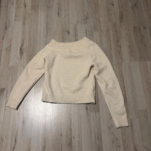 Beige stickad tröja från Forever 21 - Mysig beige stickad tröja från Forever 21. Tröjan har lång ärm, bred ribbad kant vid hals, ärmslut och nederkant. Perfekt för kyligare dagar och enkel att matcha med olika outfits.