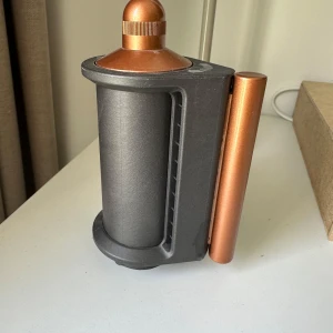 Dyson tillbehör - Säljer munstycke till dyson airwrap för att släta ut och föna håret. Perfekt för den som har den äldre modellen och fattas detta verktyg
